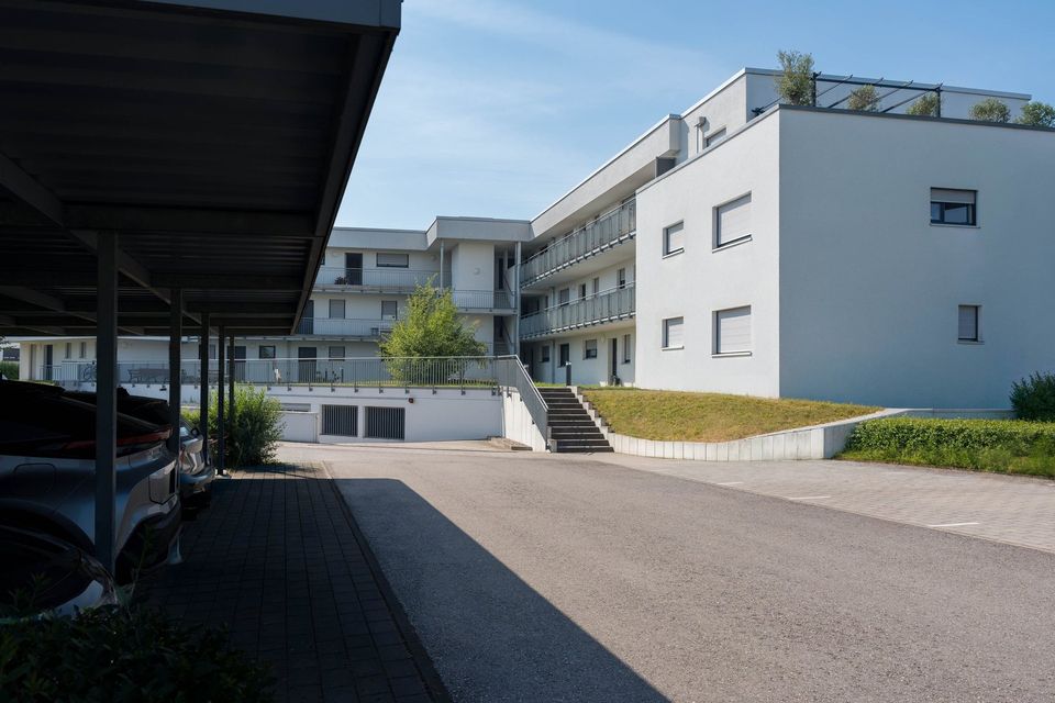 Mehrfamilienhaus mit Carport und begrüntem Außenbereich