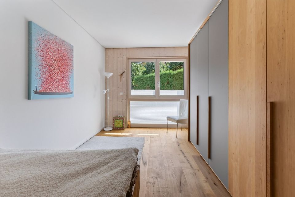 Schlafzimmer mit Einbauschrank und Holzwand